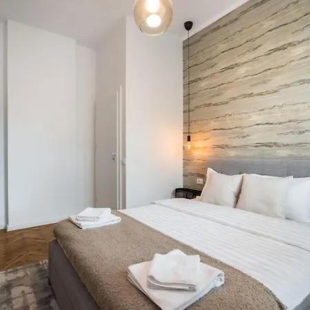 Stylish 5br - Ateneu - Amazing Location Апартаменти