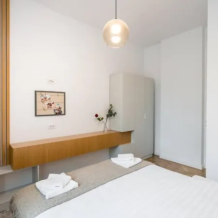 Апартаменти Stylish 5br - Ateneu - Amazing Location *