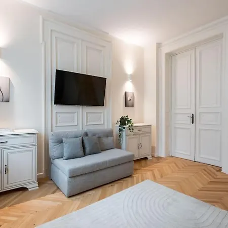 Апартаменти Stylish 5br - Ateneu - Amazing Location Бухарест