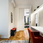 Stylish 5br - Ateneu - Amazing Location Апартаменти