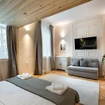 Stylish 5br - Ateneu - Amazing Location Апартаменти Бухарест