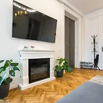 Stylish 5br - Ateneu - Amazing Location Апартаменти *