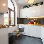 Stylish 5br - Ateneu - Amazing Location Апартаменти Бухарест