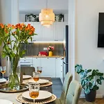 Stylish 5br - Ateneu - Amazing Location Апартаменти *