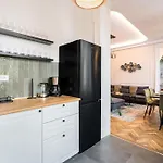 Stylish 5br - Ateneu - Amazing Location Апартаменти Бухарест
