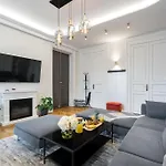 Stylish 5br - Ateneu - Amazing Location Апартаменти *