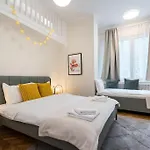 Stylish 5br - Ateneu - Amazing Location Апартаменти